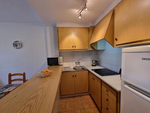 Fridge, microwave, coffee/tea maker, toaster - Apartment 400m from the beach with communal pool (L'Escala)