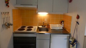 Wasserkocher mit Kaffee-/Teezubehör, Kühlschrank, Mikrowelle, Ofen