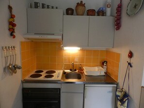 Wasserkocher mit Kaffee-/Teezubehör, Kühlschrank, Mikrowelle, Ofen