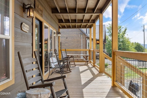 Royal Bliss - Mountain Views Theater Hot Tub