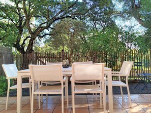 Outdoor dining - T2 Cabin 33m², Terrace, Parking, 6 Pers (Bormes-les-Mimosas)