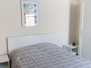2 bedrooms - Air-Conditioned T3 with Terrace - Beach Access, Pets Allowed (Bormes-les-Mimosas)