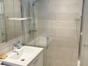 Bathroom - Air-Conditioned T3 with Terrace - Beach Access, Pets Allowed (Bormes-les-Mimosas)