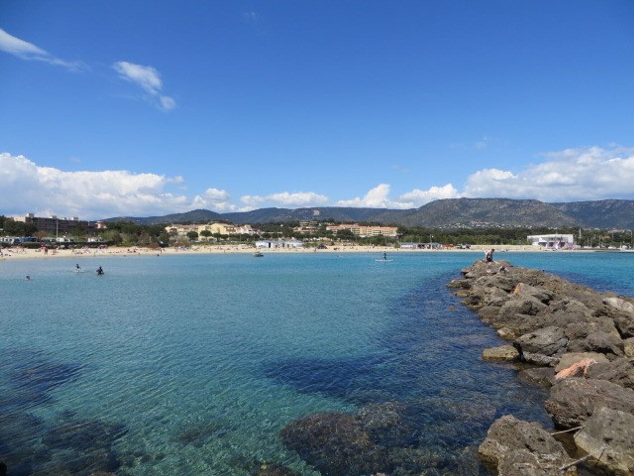 Una spiaggia nelle vicinanze