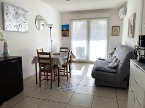 TV - T2 Apartment with Air Conditioning and Terrace in Balaruc-les-Bains (Balaruc-les-Bains)