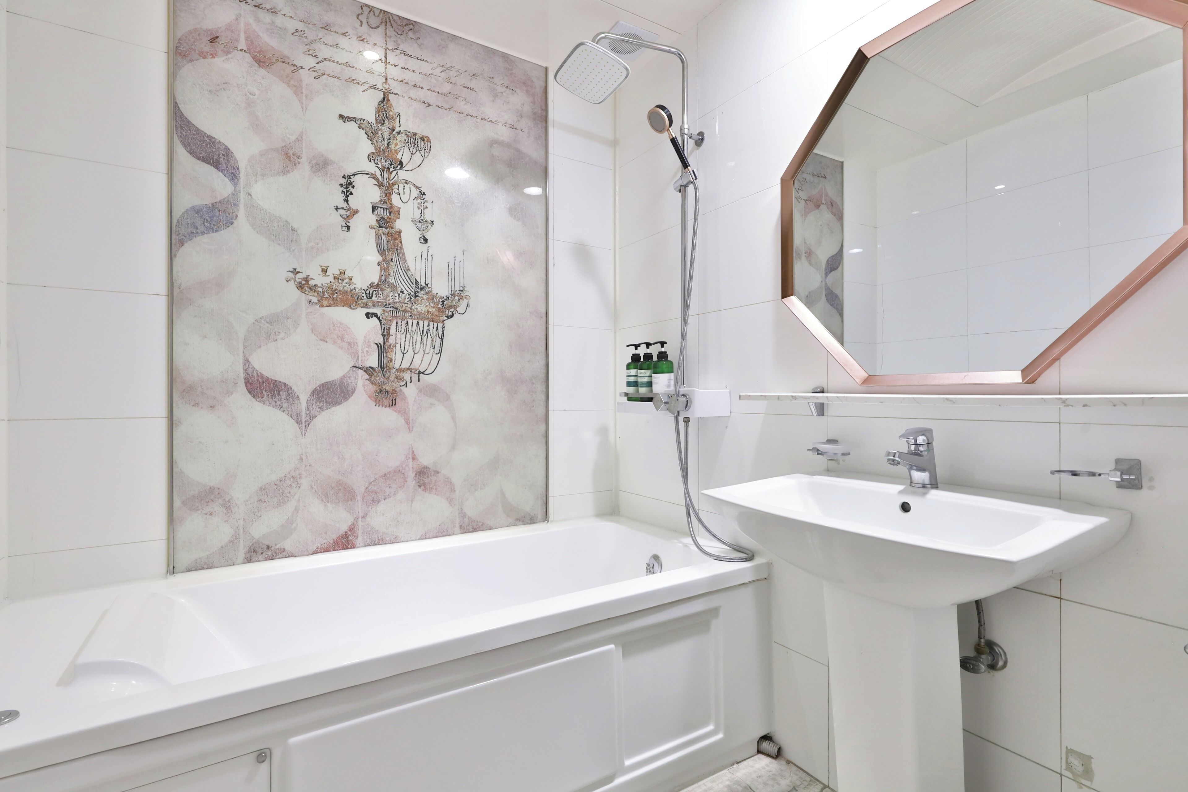 Une salle de bain moderne avec une baignoire sur pieds, une douche murale et un lavabo avec un miroir au-dessus.