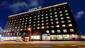 Un moderno edificio de hotel con un llamativo letrero que dice 