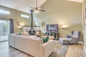 A living room with a sofa, ottoman, and a fireplace. - Cottage Vibes in Shalimar! Pet-friendly Townhome (Shalimar)