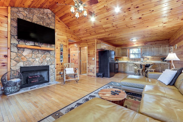 Interior - Mtn-view Getaway w/ Lake Access in Whittier! (Whittier)