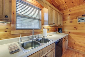 Interior - Mtn-view Getaway w/ Lake Access in Whittier! (Whittier)