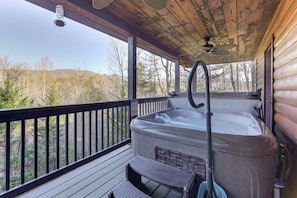 Interior - Mtn-view Getaway w/ Lake Access in Whittier! (Whittier)