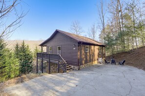 House (2 Bedrooms) | Front of property - Mtn-view Getaway w/ Lake Access in Whittier! (Whittier)