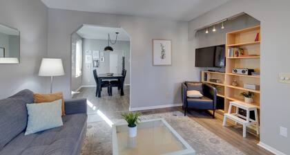 2 Mi to Downtown Minneapolis! Convenient Apt