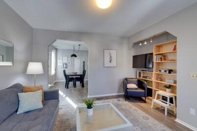 2 Mi to Downtown Minneapolis! Convenient Apt