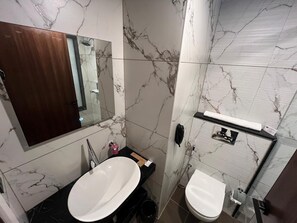 Habitació doble Deluxe | Bany | Dutxa i tovalloles 