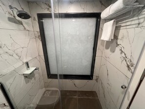 Dusche, kostenlose Toilettenartikel, Handtücher