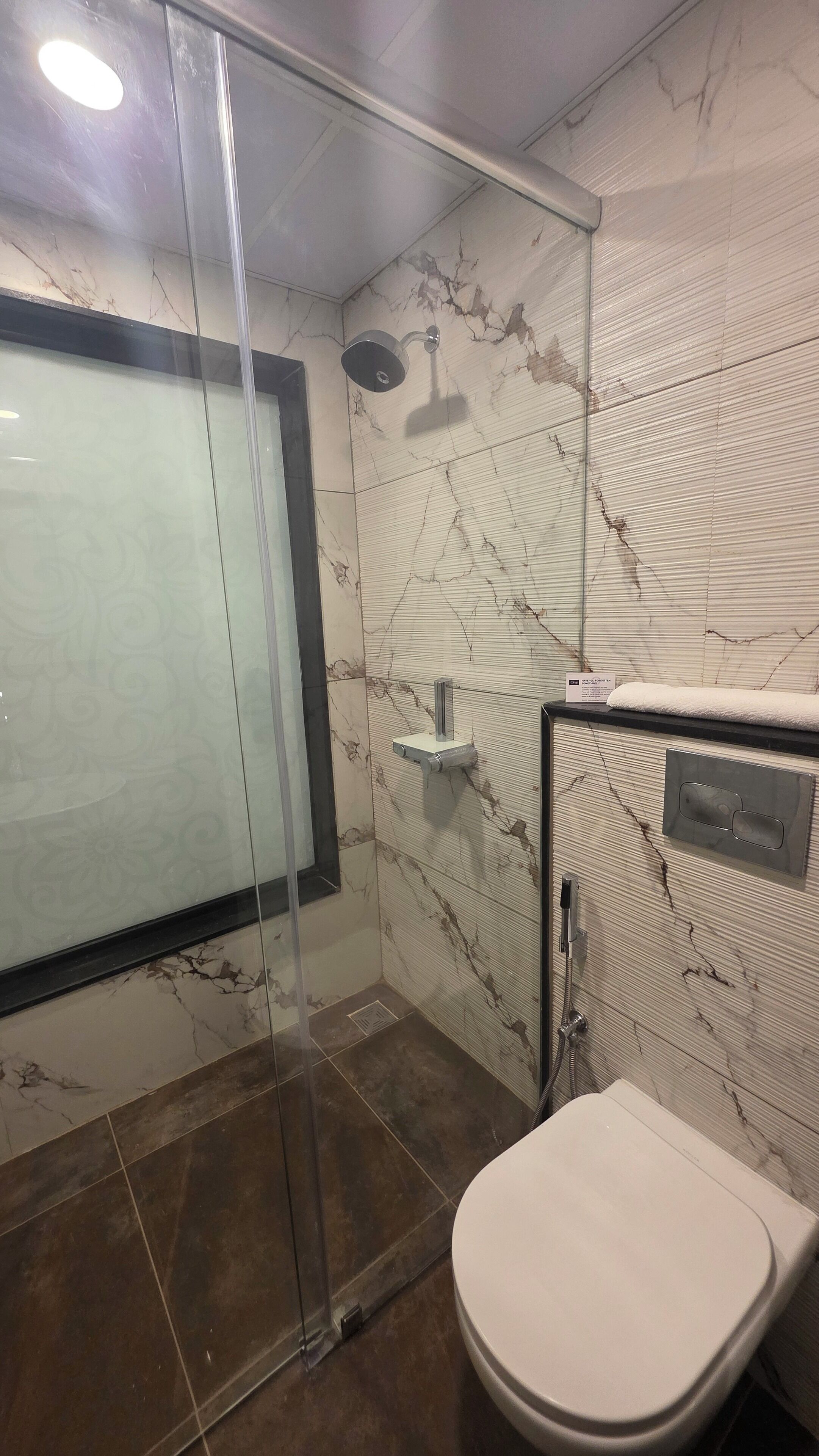 Habitación Deluxe con 2 camas individuales | Baño | Ducha y toallas