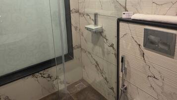 Habitación Deluxe con 2 camas individuales | Baño | Ducha y toallas