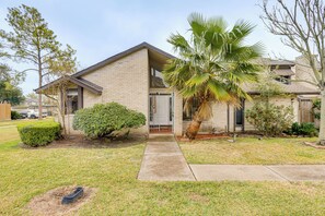 Front of property - Quick Hwy Access: Family Retreat in Houston (Houston)