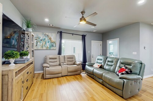 3 BR Home w/ Billiards & Ping Pong, Near Downtown