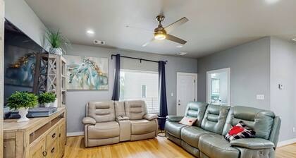 3 BR Home w/ Billiards & Ping Pong, Near Downtown