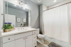 Interior - 3 BR Home w/ Billiards & Ping Pong, Near Downtown (Houston)