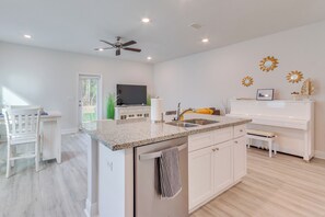 Interior - Nurse-ready Rental 2 Mi to UWF Campus & Hospital! (Pensacola)