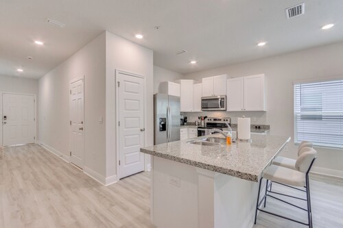 Nurse-ready Rental 2 Mi to UWF Campus & Hospital!