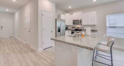 Nurse-ready Rental 2 Mi to UWF Campus & Hospital!