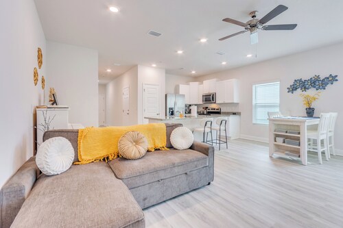 Nurse-ready Rental 2 Mi to UWF Campus & Hospital!