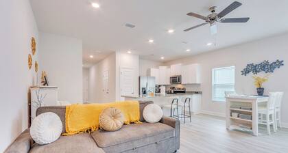 Nurse-ready Rental 2 Mi to UWF Campus & Hospital!