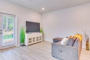 Interior - Nurse-ready Rental 2 Mi to UWF Campus & Hospital! (Pensacola)