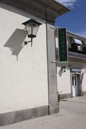 Exterior detail - La Estacion Hostal (Ávila)