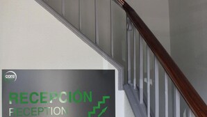 Una escalera con un cartel de recepción.