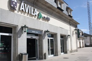 Exterior detail - La Estacion Hostal (Ávila)