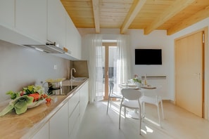 Departamento familiar, varias habitaciones (Residenza Lugana - Apt 2) | Cocina privada | Refrigerador, microondas, parrilla de estufa y cafetera y tetera