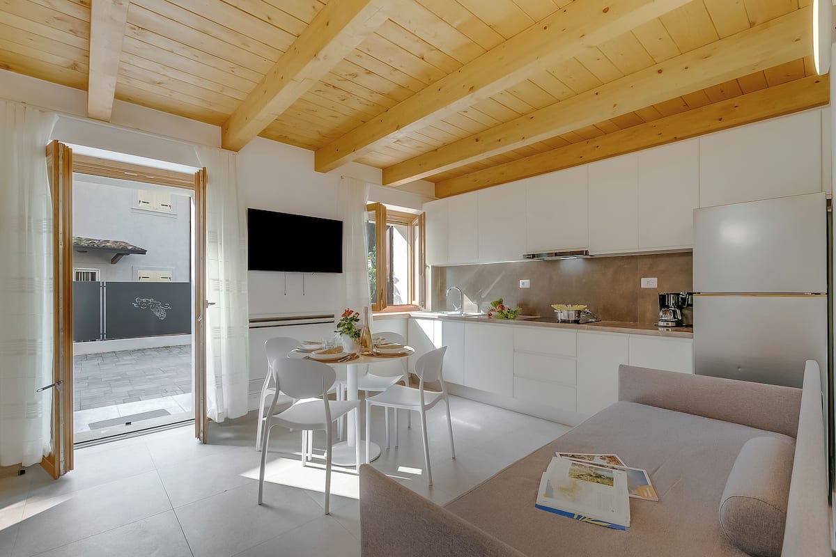 Family Apartment, Multiple Bedrooms (Residenza Lugana - Apt 1) | Private kitchen | Fridge, microwave, stovetop, coffee/tea maker