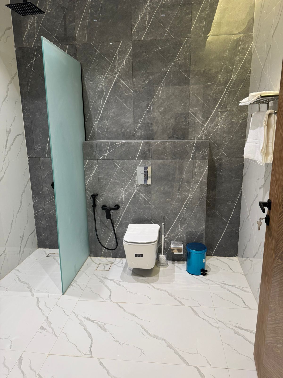 Luxury Apartment | Bathroom | Combined shower/tub, hair dryer, towels, soap