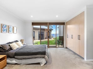 Cuna de viaje, wifi y ropa de cama