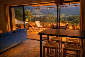 Outdoor dining - Unusual accommodation with jacuzzi and paddle (Mostuéjouls)
