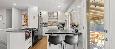 Réfrigérateur, micro-ondes, four, plaque de cuisson