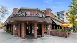Ein Backsteinhaus mit einer gewölbten Fassade, auf der der Schriftzug "Cherry Creek" zu sehen ist.