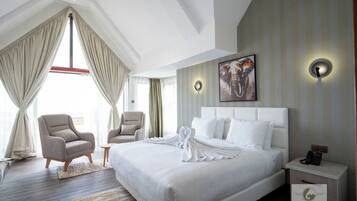 خزنة داخل الغرفة ومكواة/لوح كي وواي فاي مجانًا