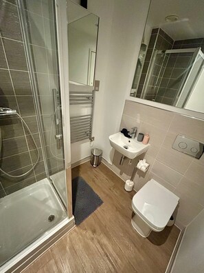 Hair dryer, towels, toilet paper - Chic Central Apt Focus on Luxury & Unique Features (Birmingham)