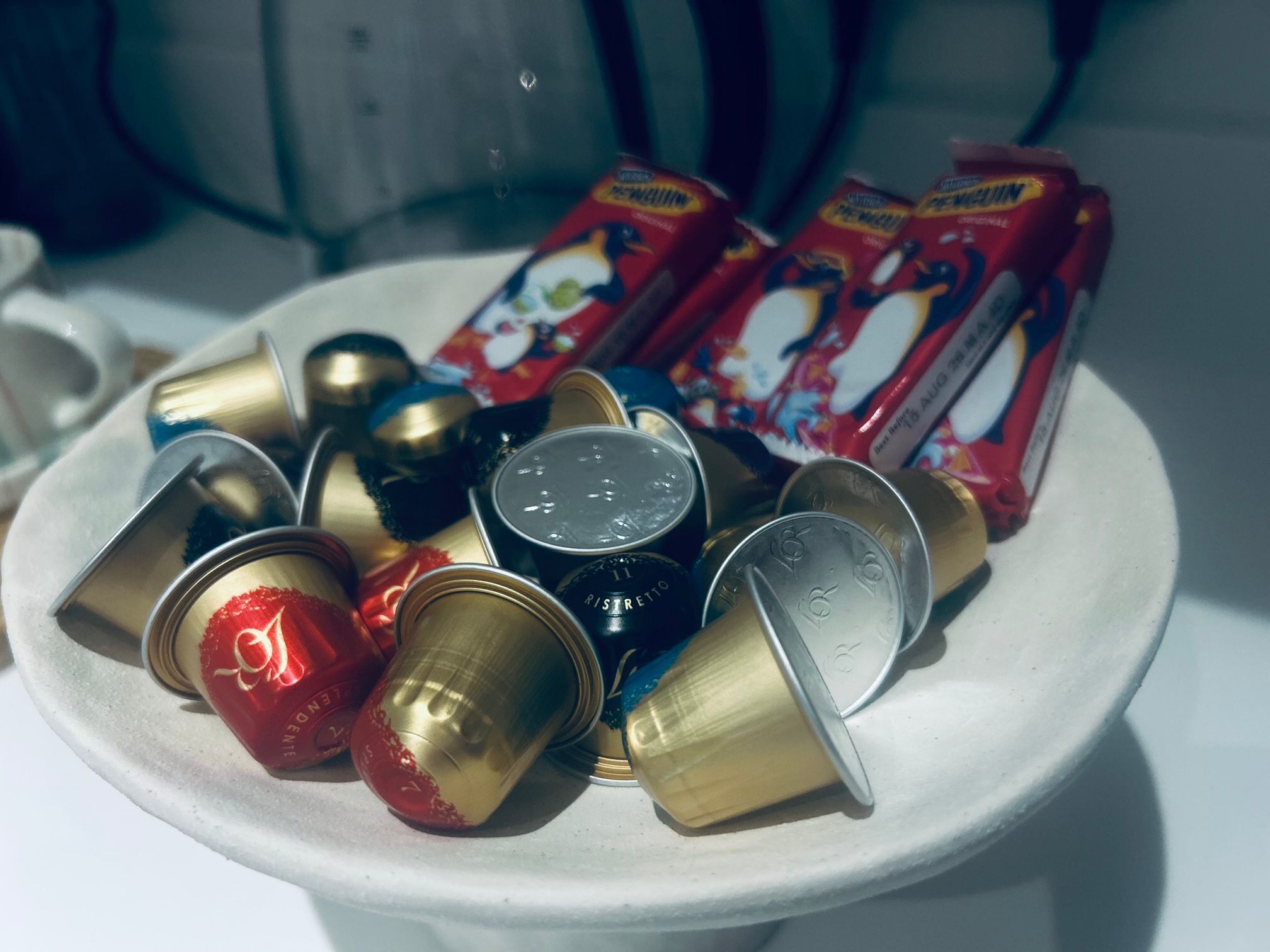 Una colección de latas y cajas vacías sobre una superficie blanca.