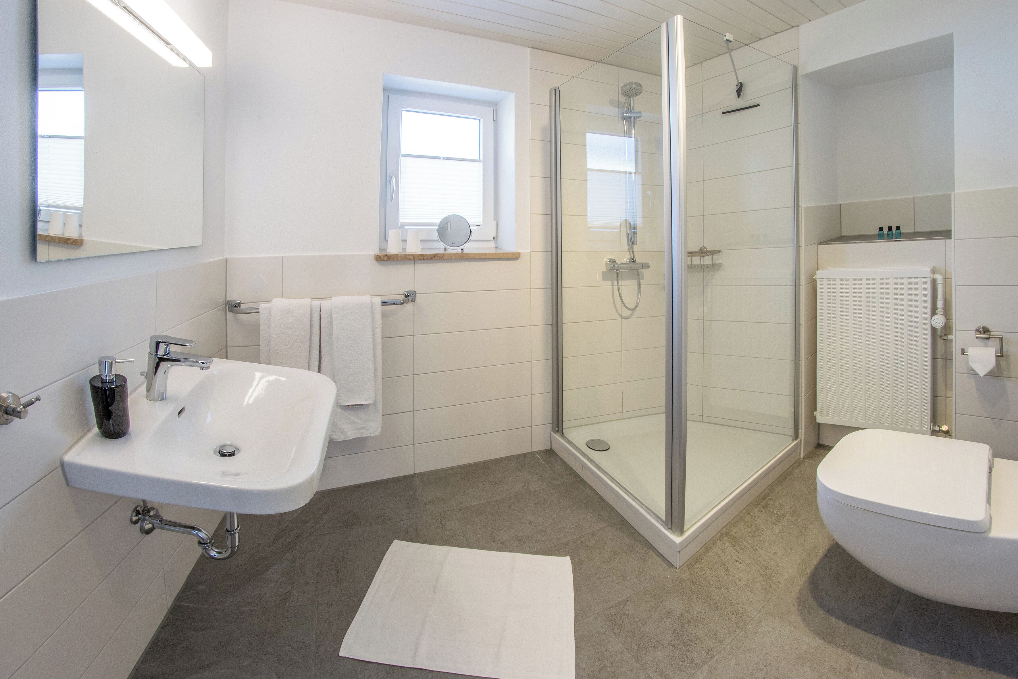 Dusche, Haartrockner, Handtücher, Seife