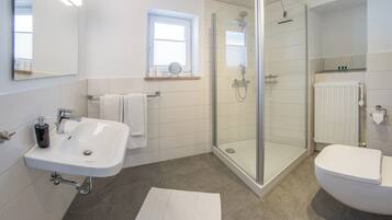 Dusche, Haartrockner, Handtücher, Seife