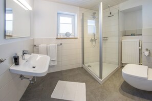 Shower, hair dryer, towels, soap - Apartment-Hotel-Allgayer App11 (Oy-Mittelberg)