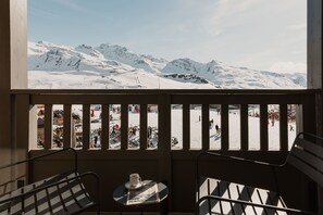A balcony with a view of a snowy mountain landscape. - Le Fitz Roy (Les Belleville)