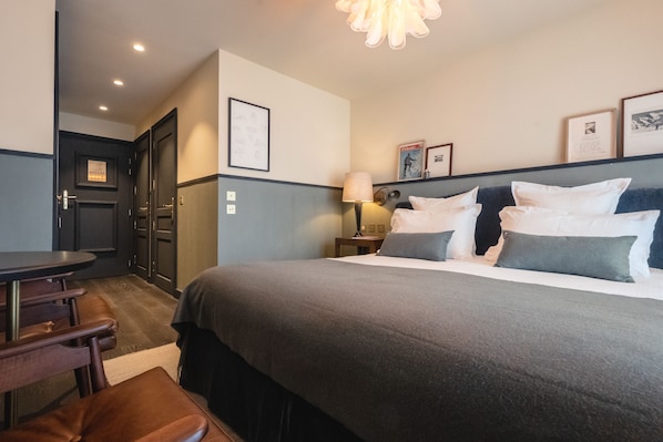 A hotel room with a bed, a desk, and a chair. - Le Fitz Roy (Les Belleville)